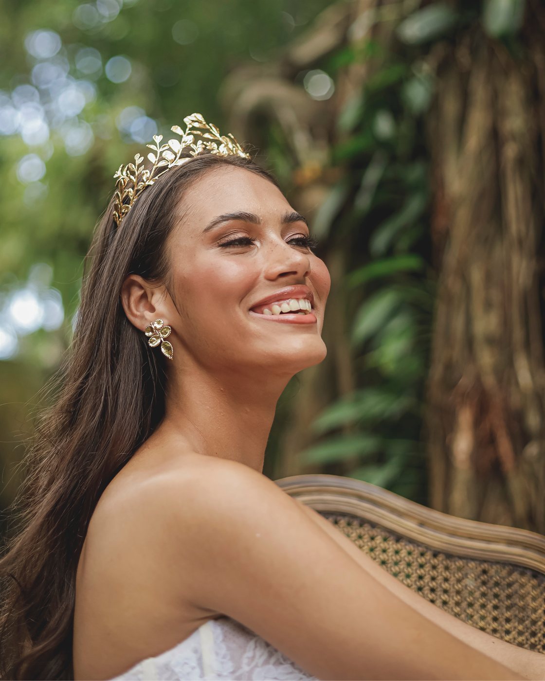 Noiva usando coroa e brincos dourados da Verde Joias