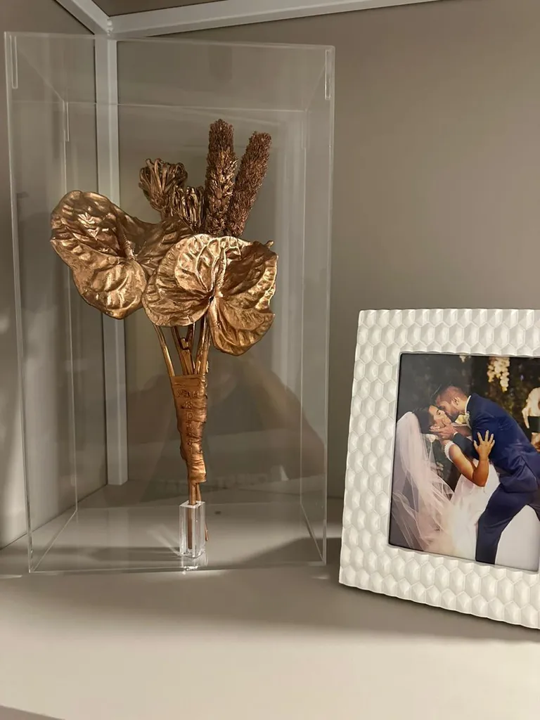 Buquê de casamento eternizado ao lado da foto do casal