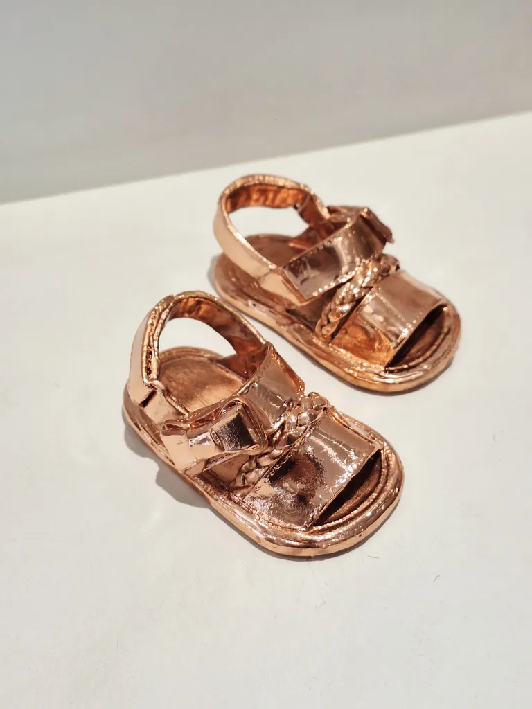 Sandália de bebê eternizada em tom rosé